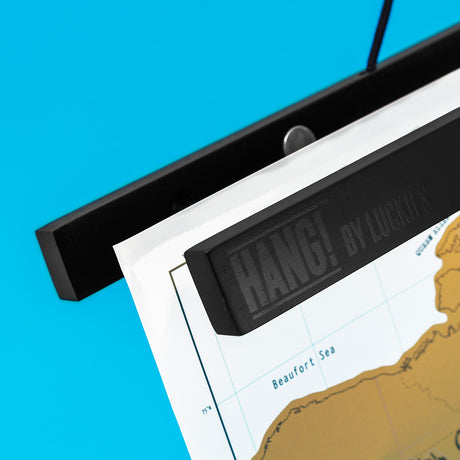 Hang! 85 cm Sort ramme / plakatliste i træ til Scratch Maps Skrabekort